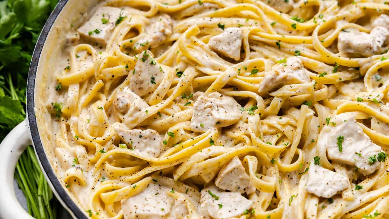 Easy Chicken Alfredo: Creamy, Cheesy & Ready in 30 Minutes
